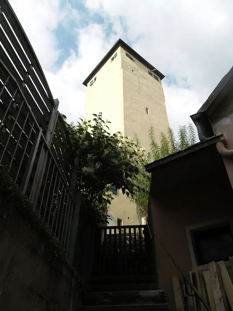Der ehemalige Bergfried, heute Stadtturm, aus dem 12./13. Jahrhundert in der Hauptstraße 9 in Windsbach