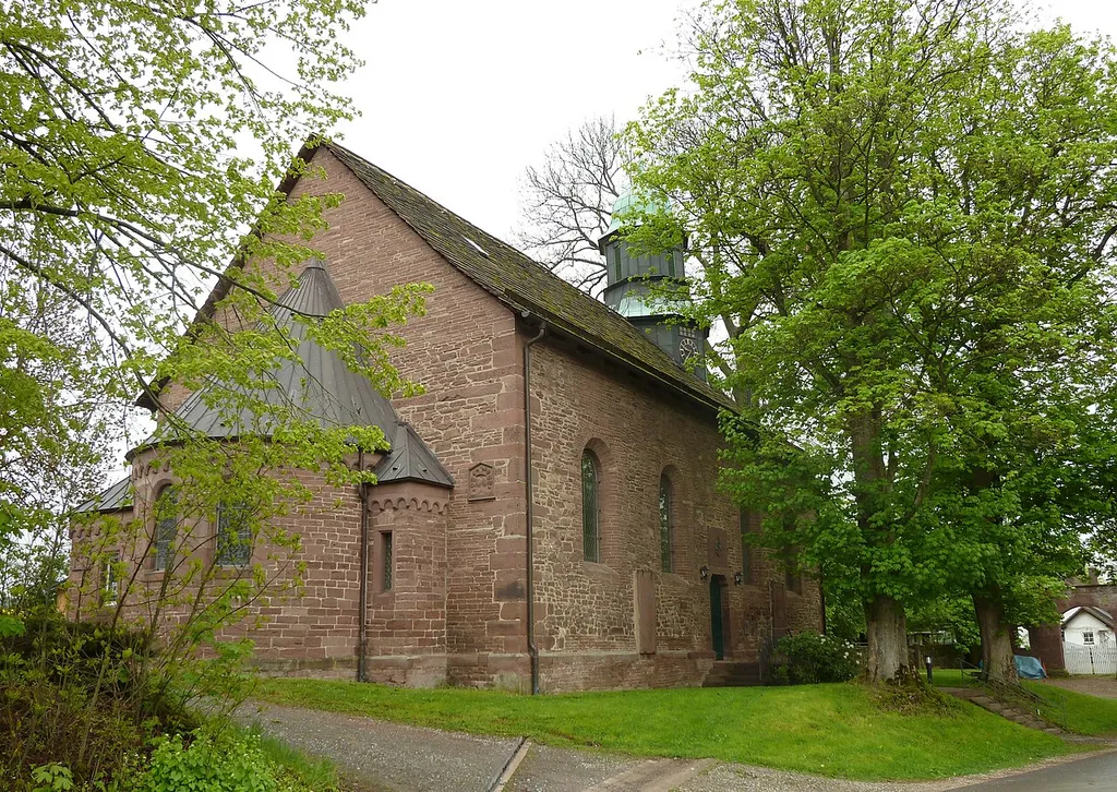 Ev.-luth. Kirche St. Nicolai in Deensen, Landkreis Holzminden, Niedersachsen. Die Kirche ist dem Gutshof angegliedert