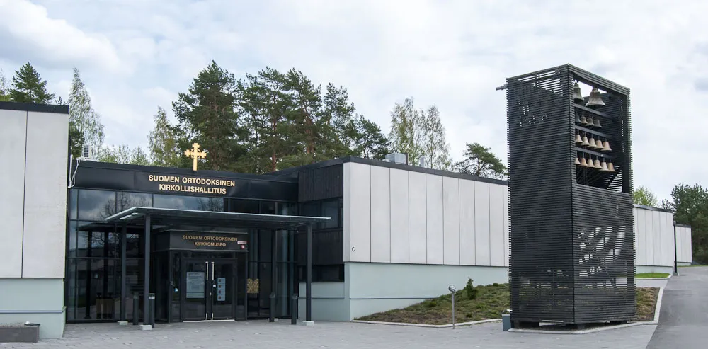 Suomen ortodoksinen kirkollishallitus ja Suomen ortodoksinen kirkkomuseo Kuopiossa keväällä 2012. Rakennus on valmistunut vuonna 1969, ja sen on suunnitellut arkkitehti Dag Englund.