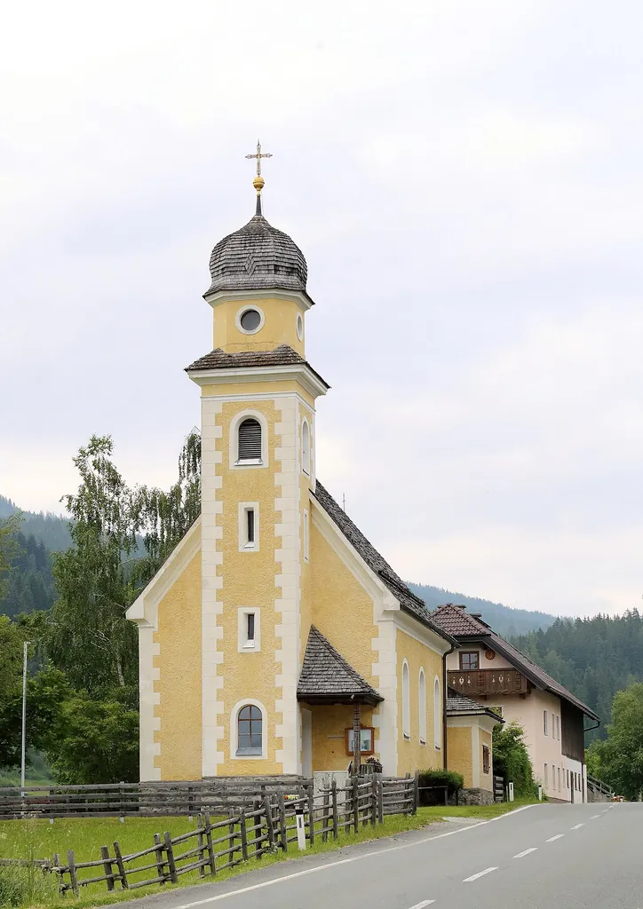 Katholische Filialkirche Hl. Familie in Sauerfeld, ein Ortsteil der Salzburger Stadt Tamsweg.