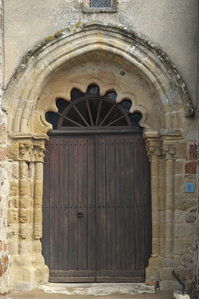 Kirche Saint-Martial in Deneuille-les-Mines im Département Allier (Region Auvergne-Rhône-Alpes/Frankreich), Portal