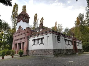 Einzeldenkmale der Sachgesamtheit Waldfriedhof Burgstädt: Friedhofskapelle, Friedhofstor, Grabmäler, Grabfeld für Opfer des Zweiten Weltkrieges sowie Friedhofsgestaltung mit Wegen, Alleen, Heckenpflanzungen, Büschen und Großgrün Friedhofstraße