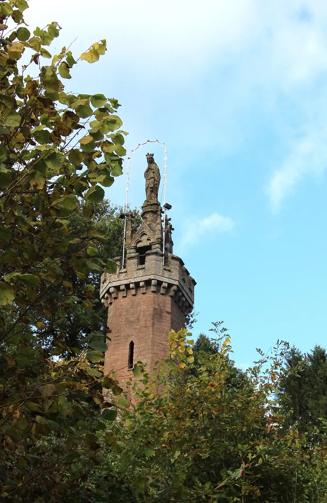 54655 Kyllburg. Mariensäule; neugotisch, Rotsandstein, 1866, Maurermeister Jakob Kronibus aus Kyllburg, Marienskulptur von Peter Quirin. Aufnahme von 2016.