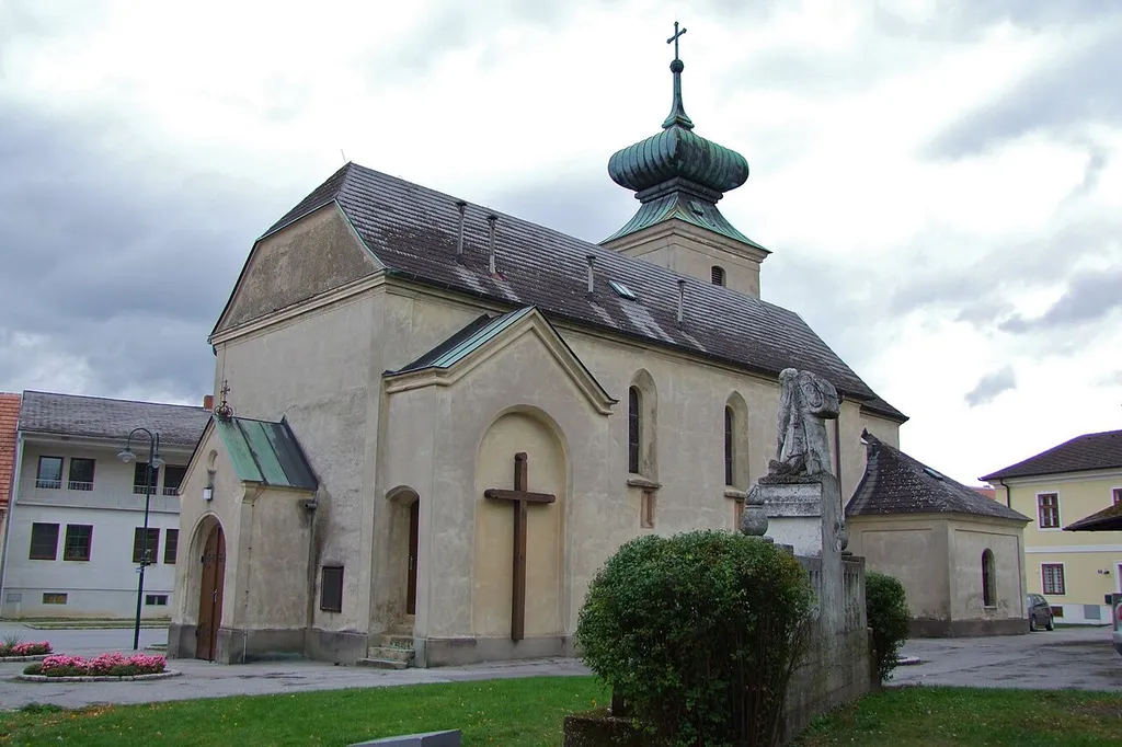 Kath. Pfarrkirche hl. Leopold und Kriegerdenkmal von hinten.