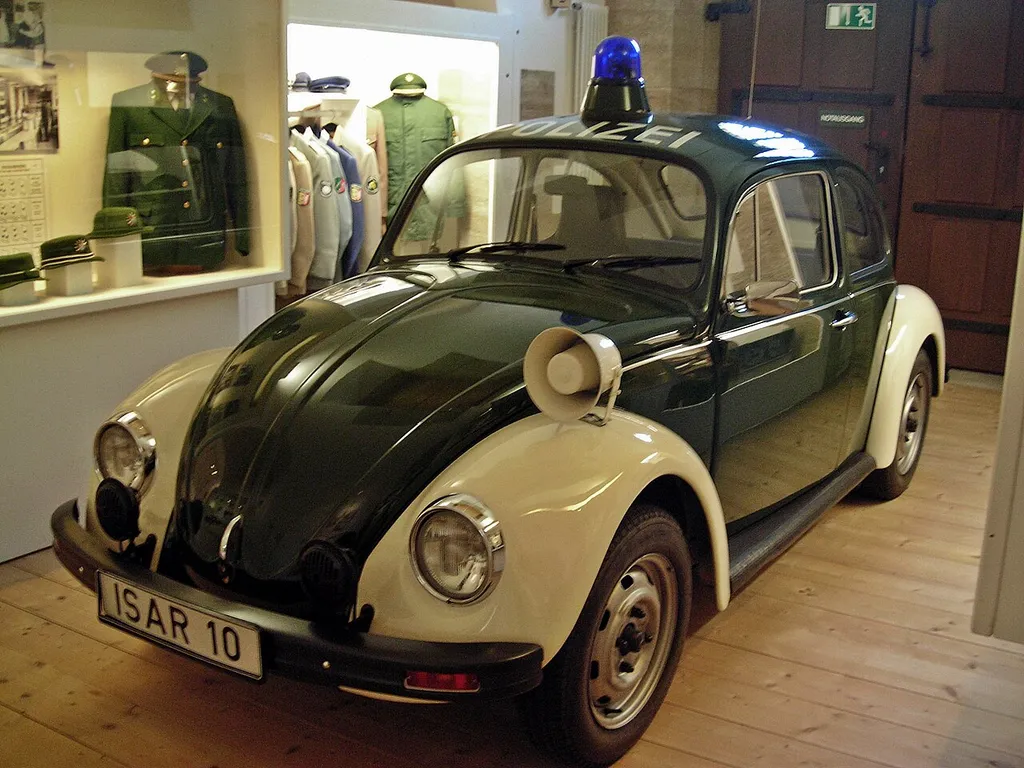 Volkswagen Typ 11 (VW Käfer) als Streifenwagen, im Dienst von 1976 bis 1987 beim Polizeipräsidium München (Funkrufname "Isar 10") in den Farben Tannengrün und Eierschale — Exponat der Sonderausstellung 60 Jahre Bayerische Polizei in Ingolstadt (Polizeimuseum)