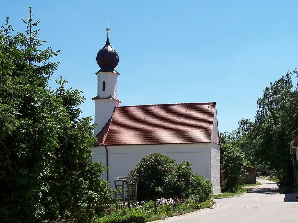 Rottenburg an der Laaber. Niederroning, Kirche St. Ursula. Geschlämmter Backsteinbau von 1517; mit Ausstattung.