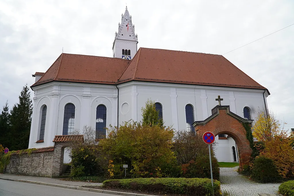Saalbau mit abgeschrägten Ecken, eingezogenem, pilastergegliedertem Chor und südlichem Satteldachturm, Turmuntergeschoss und südliche Langhauswand um 1200, im 14. und 15. Jahrhundert erhöht, Chor und Sakristei 1699–1700 von Matthias Stiller, Langhauserweiterung 1750 von Franz Xaver Kleinhans; mit Ausstattung; Friedhofsmauer, Backstein. This is a picture of the Bavarian Baudenkmal (cultural heritage monument) with the ID D-7-72-151-1 (Wikidata)