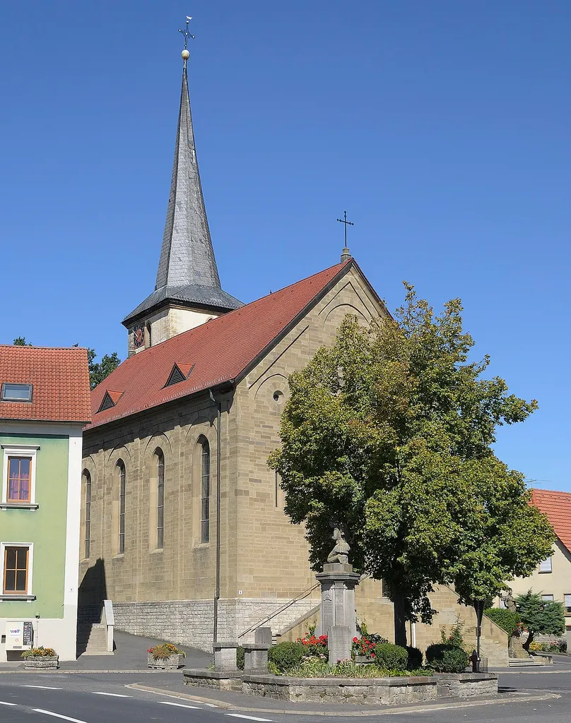 Katholische Pfarrkirche St. Lambertus. Saalbau mit eingezogenem Chor und nördlichem Chorturm mit Spitzhelm, Turm von 1614, Langhaus 1859. Marienplatz 5, Opferbaum, Bergtheim, Landkreis Würzburg, Unterfranken, Deutschland
