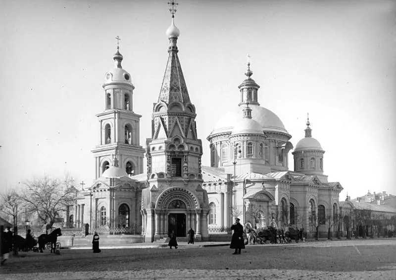 Church of St. Basil of Caesarea, Tverskaya-Yamskaya St, Moscow. In front of the church is the chapel to the memory of the wedding of Nicholas II and Alix of Hesse (built in 1902).