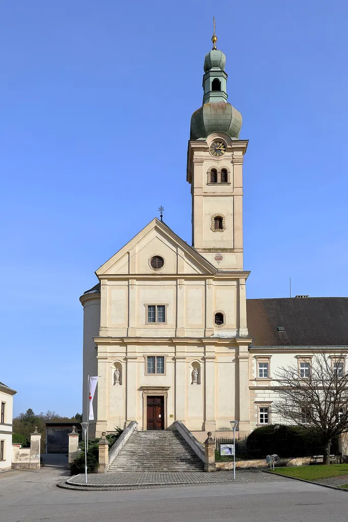 Westansicht der röm.-kath. Pfarr- und Wallfahrtskirche hl. Nikolaus in der burgenländischen Marktgemeinde Lockenhaus.Die Grundsteinlegung der Kirche fand am 2. Juli 1656 statt. Wegen Baumängel (Risse in den Seitenwänden) verzögerte sich der Bau und daher erfolgte die Einweihung erst am 15. September 1669. Gestiftet wurde die Kirche vom Besitzer der Herrschaft Lockenhaus, Graf Franz III. Nádasdy. Das Kirchenschiff ist 18 Meter hoch, der Turm 57,5 Meter. Der Baustil ist Frühbarock, der Kircheneingang ist noch im Renaissancestil gehalten.