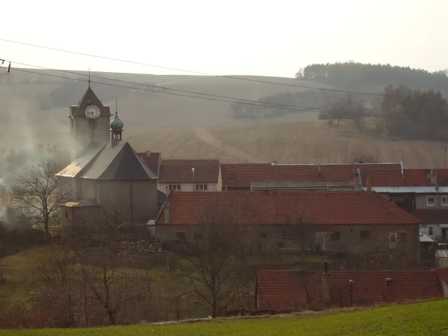 Pohled na kostel Všech svatých od východu.