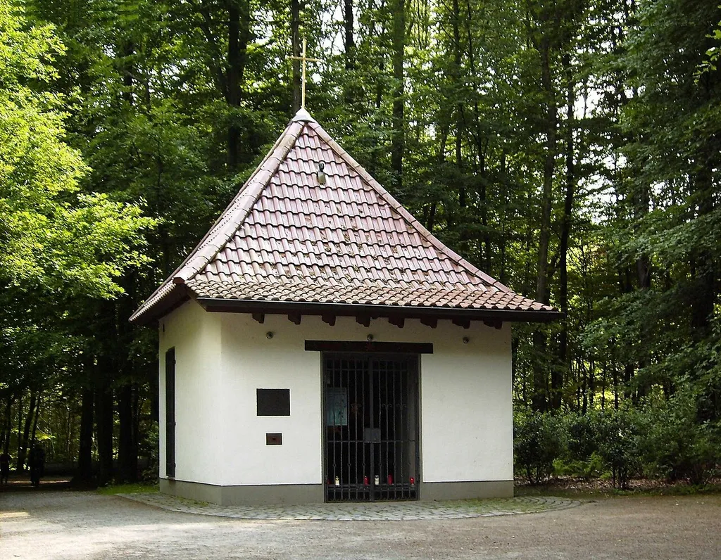Sieben-Schmerzen-Kapelle in der Löchterheide (Westerholter Wald) in Gelsenkirchen-Buer an der Stadtgrenze nach Herten-Westerholt. 1723 von Henrika Johanna Christine Mathild von Aschenbroich zu Schonebeck als Sühnekapelle errichtet. Seither von den Mitgliedern der katholischen Pfarrgemeinden in Buer und Westerholt als Gottesdienst- und Andachtsstätte genutzt und erhalten.