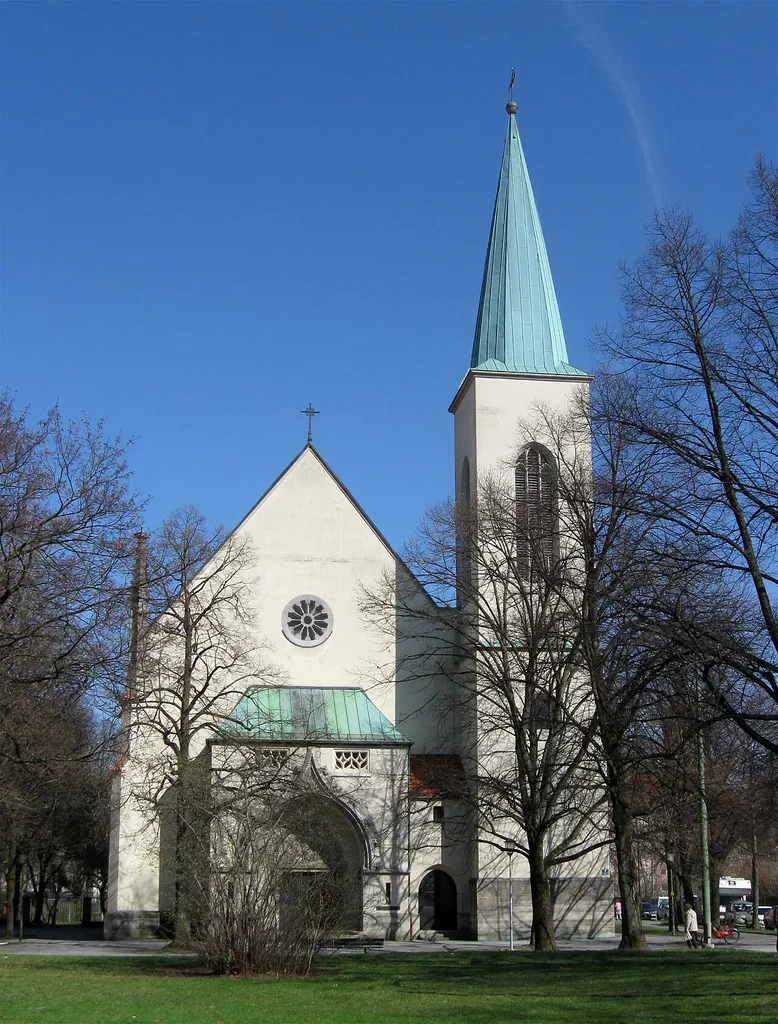 Evangelisch-lutherische Christuskirche, Dom-Pedro-Platz 4 in Neuhausen, Stadtteil von München, Bayern, Deutschland. Die Kirche wurde im neugotischen Stil mit Spitzturm 1899-1901 von Heilmann und Littmann nach Plänen von Erich Göbel erbaut; 1953 vereinfachter Wiederaufbau durch Bruno Biehler.