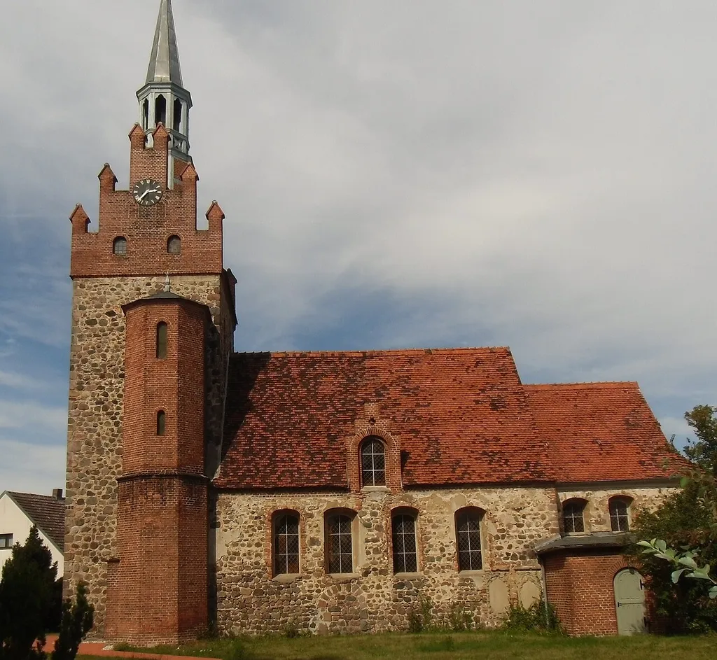 Denkmalgeschützte Feldsteinkirche im OT Wittbrietzen von Beelitz, erbaut zwischen 1220 und 1250 im spätromanischen Stil, Turm im 15. Jahrhundert im gotischen Stil