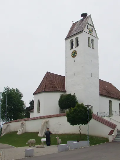 Pfarrkirche St. Michael, Riedhausen, Landkreis Ravensburg Kirche und Skulptur "Pfarrer mit Schäfchen" von Bärbel Kolberg (2008)