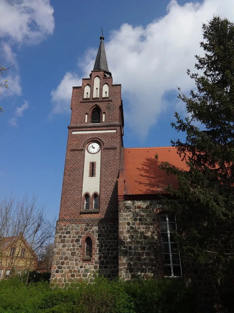Die Dorfkirche in Münchehofe (Gemeinde Hoppegarten) entstand im 13. Jahrhundert aus Feldsteinen. Die oberen Geschosse des Westturms wurden in der zweiten Hälfte des 19. Jahrhunderts aus Mauerstein erneuert. Im Innern befinden sich unter anderem ein Kanzelaltar aus dem 18. Jahrhundert mit Bildern Jesu Christi und den Evangelisten.