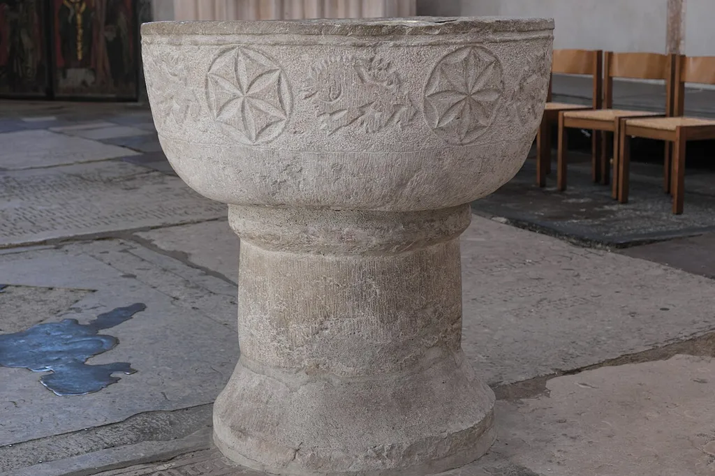 Evangelische Pfarrkirche St. Nikolai in Stralsund im Landkreis Vorpommern-Rügen in Mecklenburg-Vorpommern/Deutschland, Taufbecken aus dem 13. Jahrhundert (vor 1260)