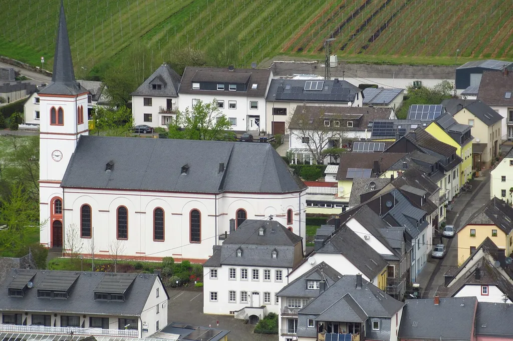 Die Minheimer Kirche, gesehen vom Minheimer Kreuz