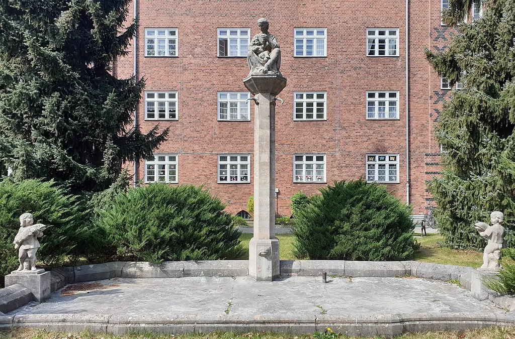 Fountain, Hindenburgdamm 81-82, Berlin-Lichterfelde, Germany