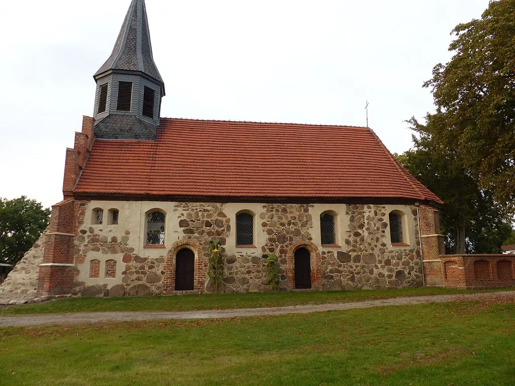 Kirche Bombeck, Gemeinde Hansestadt Salzwedel, gotischer Feldsteinbau mit backsteingefassten Südportalen