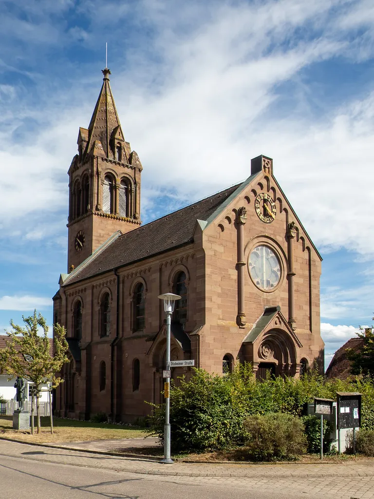 Nordostseite der Henri-Arnaud-Kirche in Schönenberg. Denkmalschutz nach §2 DSchG