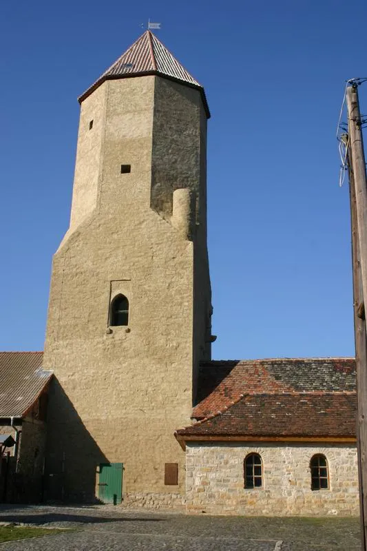 Freckleben, eigenes Foto, public domain, Bergfried von 1200- Hofseite, Mewes