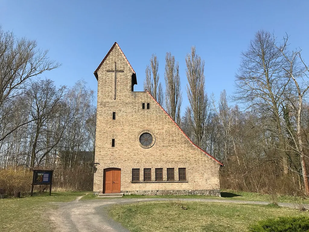 Die Kreuzkirche Schulzendorf entstand in den Jahren 1951 und 1952 unter der Leitung von Jakob Wassum in Schulzendorf, Landkreis Dahme-Spreewald.