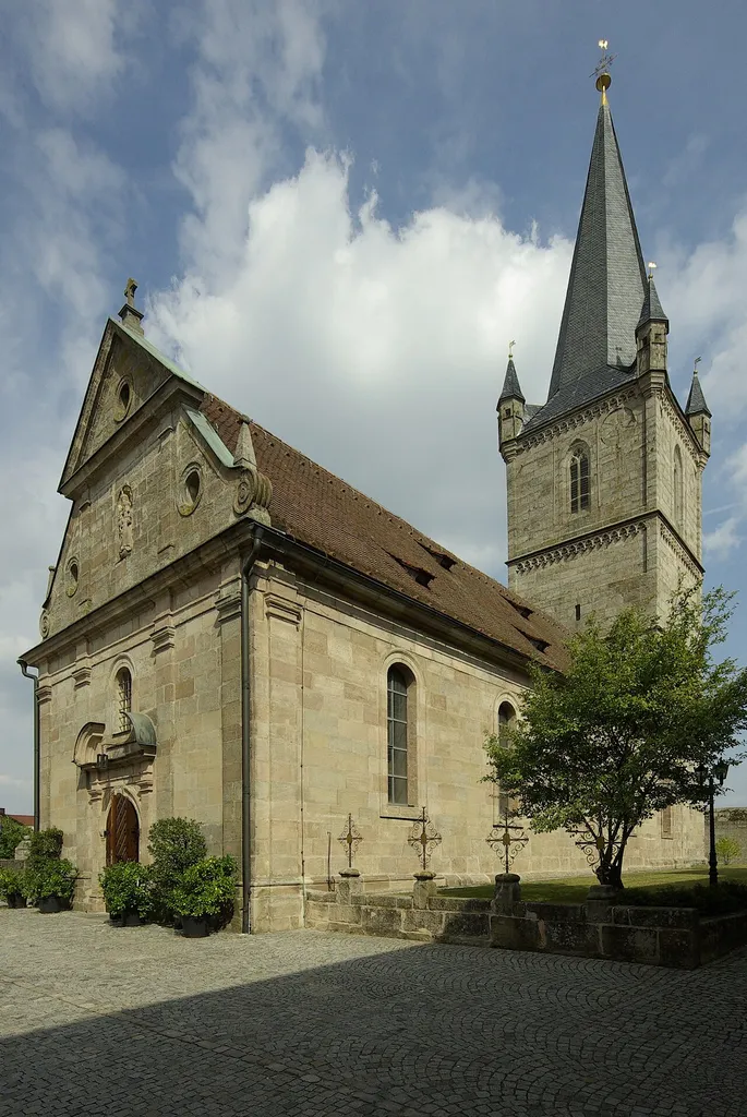 Kirchenburg der Pfarrkirche Geburt Mariens und Katharina in Hannberg (Heßdorf) im Landkreis Erlangen-Höchstadt. This is a picture of the Bavarian Baudenkmal (cultural heritage monument) with the ID D-5-72-133-12 (Wikidata)