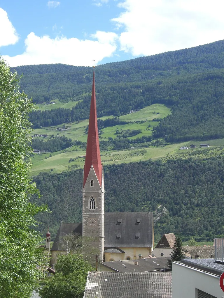 Blick auf die Pfarrkirche Mariä Himmelfahrt (Schlanders)