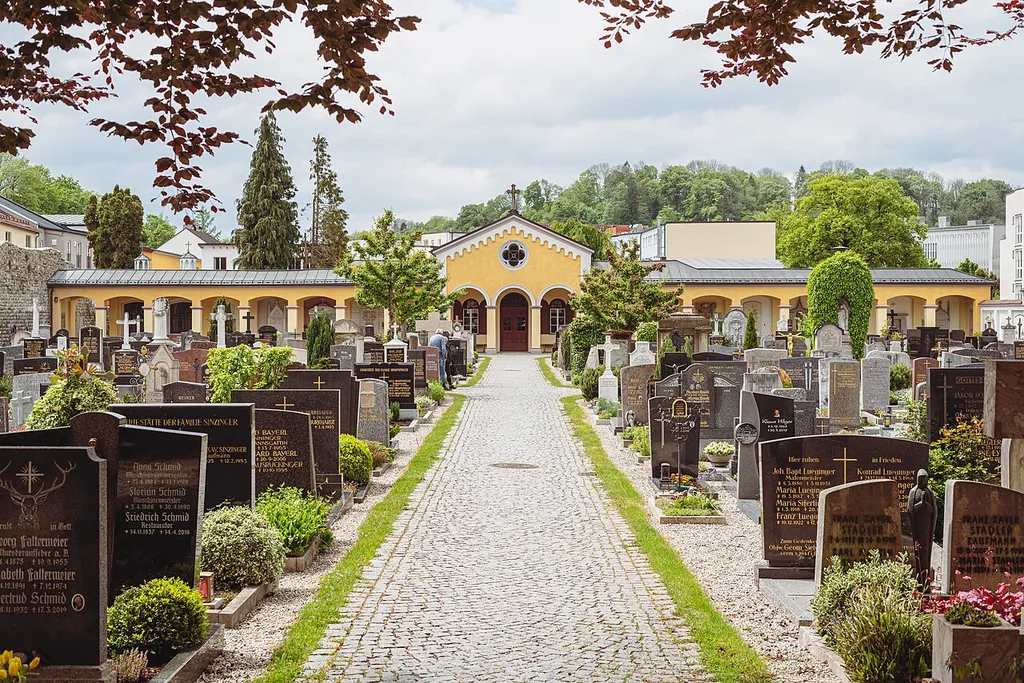 View across the cemetery in Wasserburg am Inn to the funeral hall.