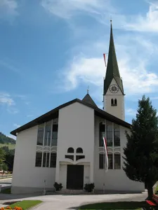 Niederau, Kath. Pfarrkirche hl. Sixtus mit Kriegerdenkmal