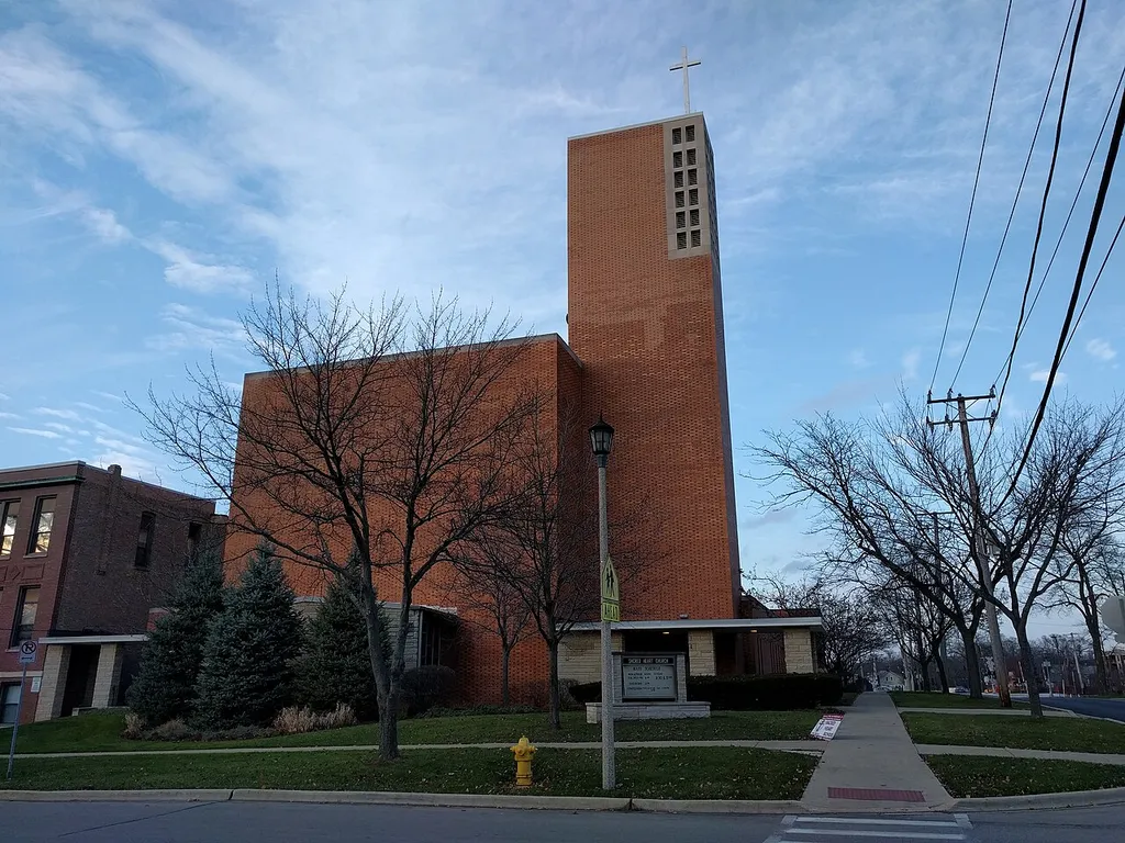 This is a photograph of Sacred Heart Church, located in en:Lombard, Illinois.