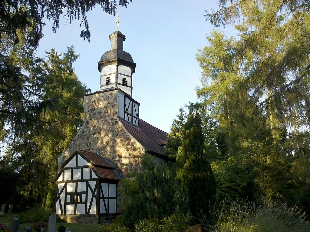 Feldsteinkirche in Bülzig mit Fachwerkturm im Juli 2020