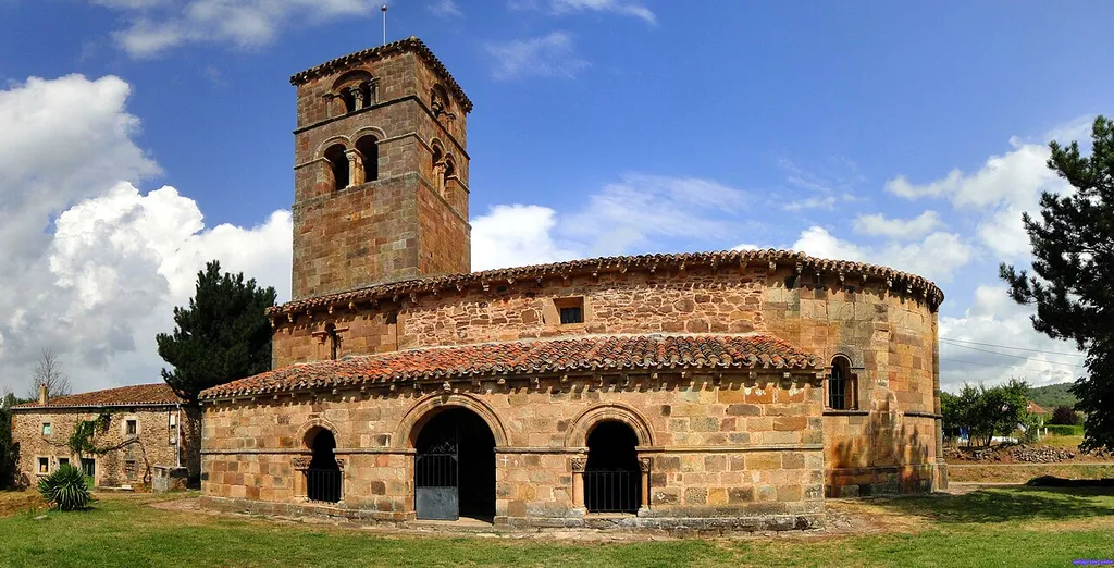 Vizcaínos de la Sierra o, simplemente "Vizcaínos" es un pequeño pueblo de la Sierra de la Demanda burgalesa, ubicado a más de mil metros de altitud junto al río Pedroso que desemboca en el legendario Arlanza. Su monumento principal es la iglesia parroquial de San Martín de Tours, con sus armoniosas formas arquitectónicas, mayoritariamente románicas, y el color cárdeno oscuro de su sillería de piedra arenisca. La primitiva iglesia de San Martín de Tours debió ser construida en época condal (siglos IX-X) aunque, más adelante, a finales del XI o comienzos del XII, se reemplazaría la cabecera prerrománica por otra románica de la llamada Escuela de La Sierra. Unas décadas más tarde (segunda mitad del siglo XII, todavía en época románica), se añadiría la galería porticada y el campanario, relacionados con otra escuela: la Silense.
