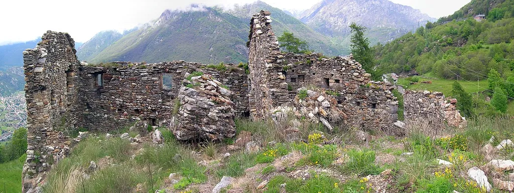 Castello di Suzey, loc. Ivéry, Pont-Saint-Martin, Valle d'Aosta, Italia.