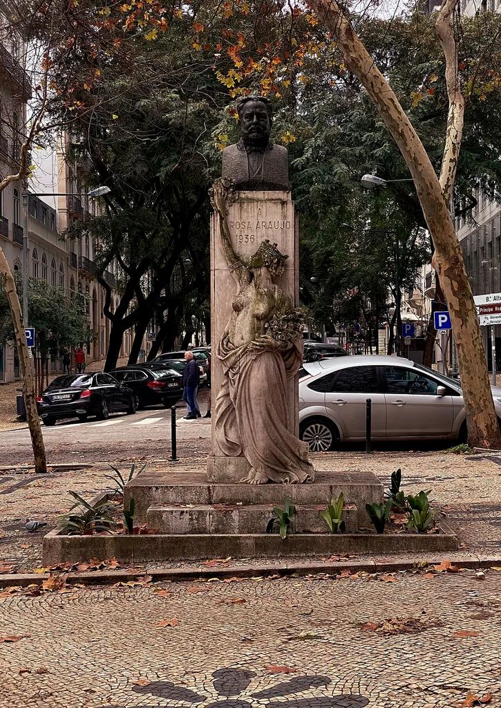 Rosa Araújo monument