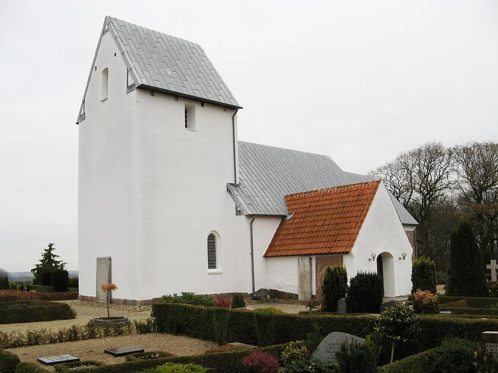 Årre kirke, Årre sogn, Varde kommune (former: Skads Herred, Ribe Amt). Kirken set fra sydvest