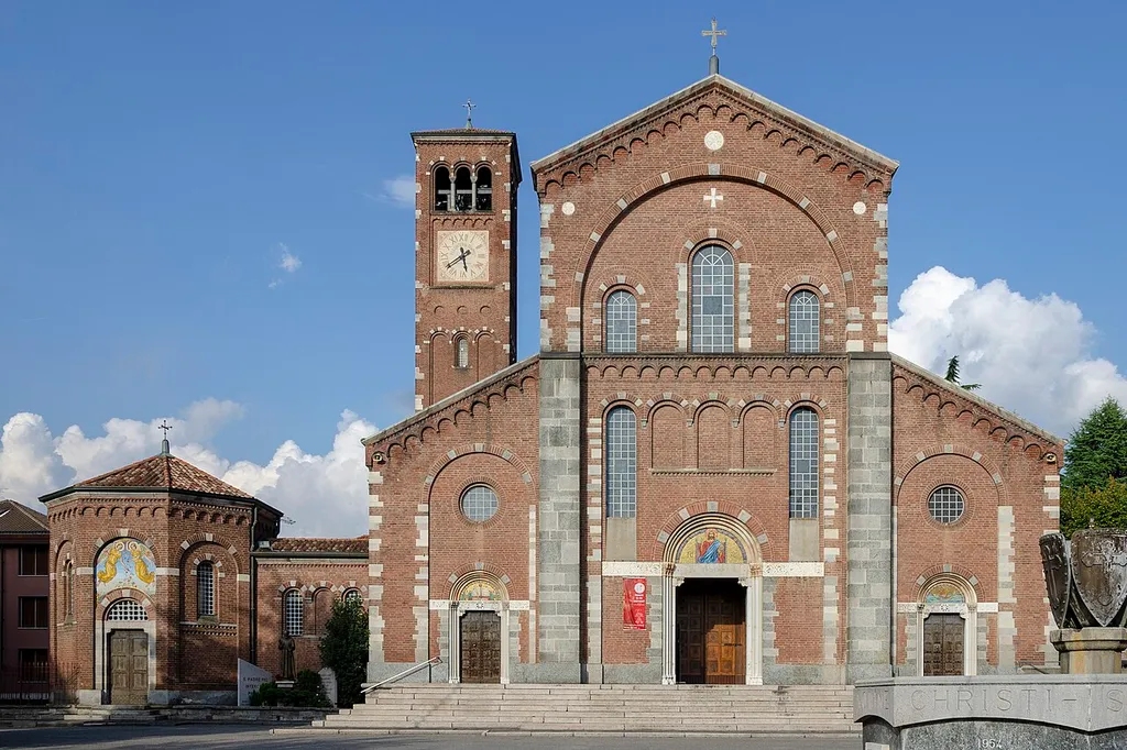 Facciata della chiesa del SS. Redentore di Legnano. Visibili anche il battistero e il campanile.