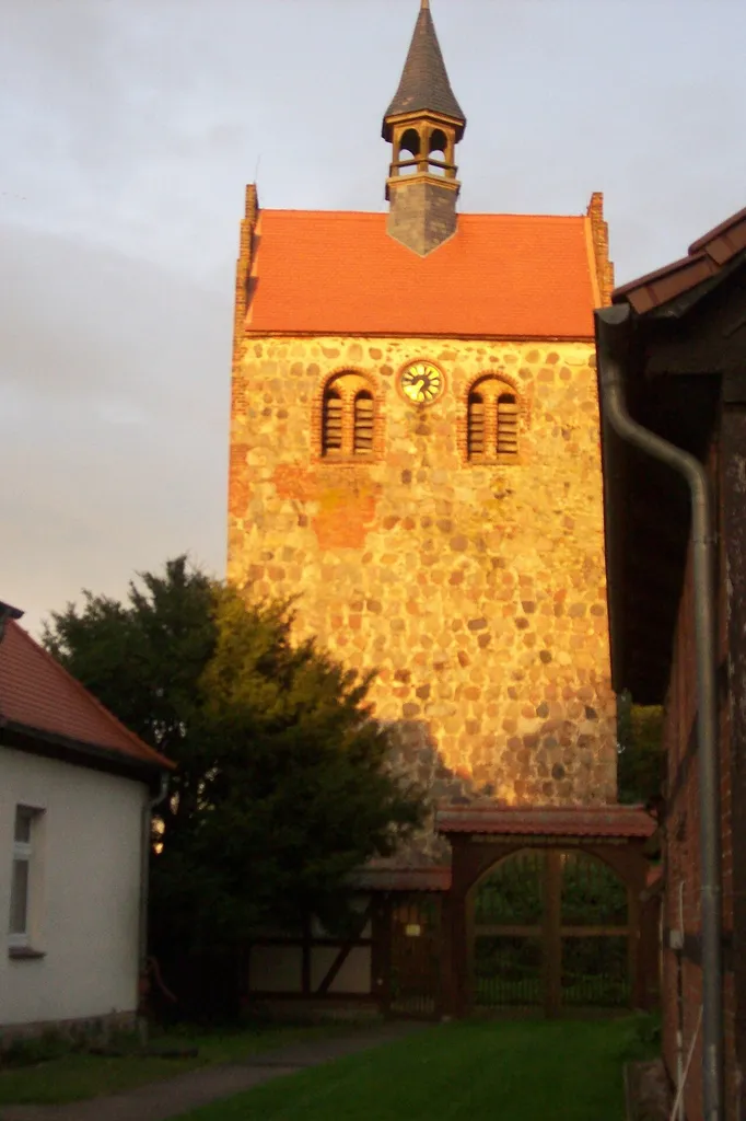 Kirche in Neulingen, Ortsteil von Arendsee (Altmark). Die Kirche wurde 1915 restauriert.