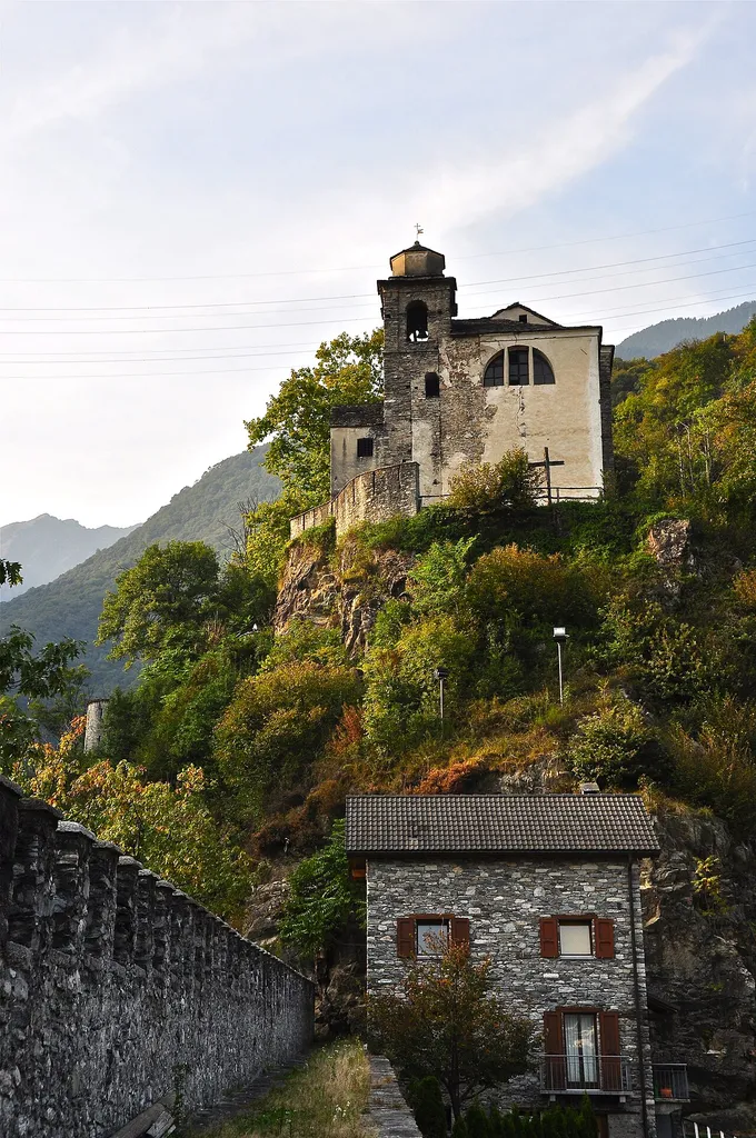 La chiesa vista dal villaggio