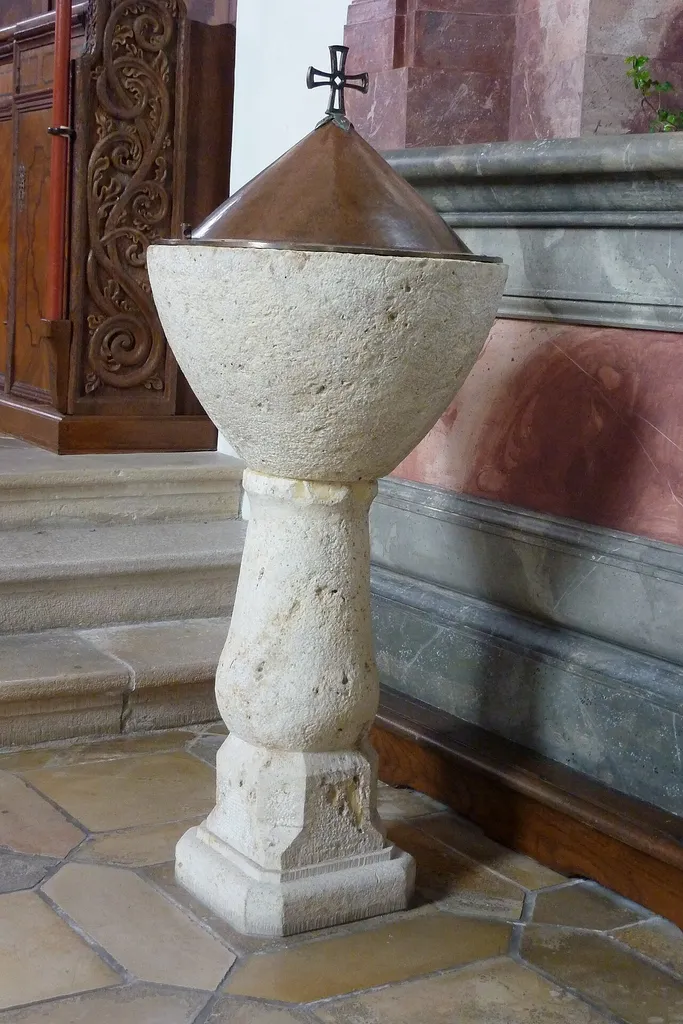 Katholische Pfarrkirche St. Georg in Aislingen im Landkreis Dillingen an der Donau (Bayern), Taufstein aus dem 16. Jahrhundert