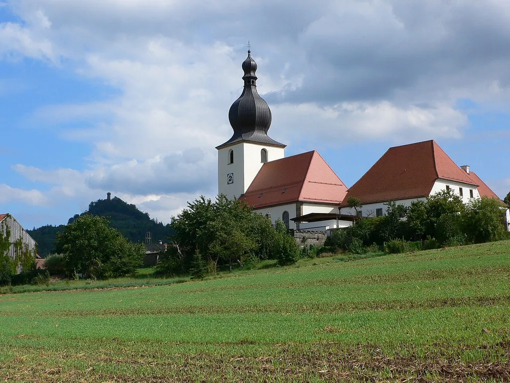 Kath. Kirche Mockersdorf - Barocke Kirche mit prächtiger Innenausstattung und älterem Turm - Rauher Kulm -errodierter Vulkanschlot mit Spuren der Vorgeschichte und des Mittelalters