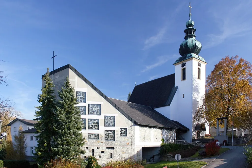 Alt- und Neubau der Pfarrkirche von Desselbrunn.