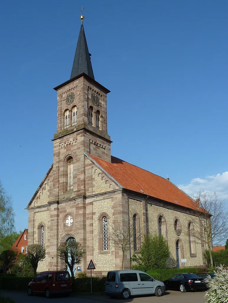 Ev.-luth. Kirche in Gillersheim, Gemeinde Katlenburg-Lindau, Südniedersachsen. Saalkirche, neoromanisch, Bruchstein mit Eckeinfassungen und Gliederungen aus Sandsteinquadern. Erbaut 1852-54 nach Plänen des Landesbaukondukteurs Ludowig