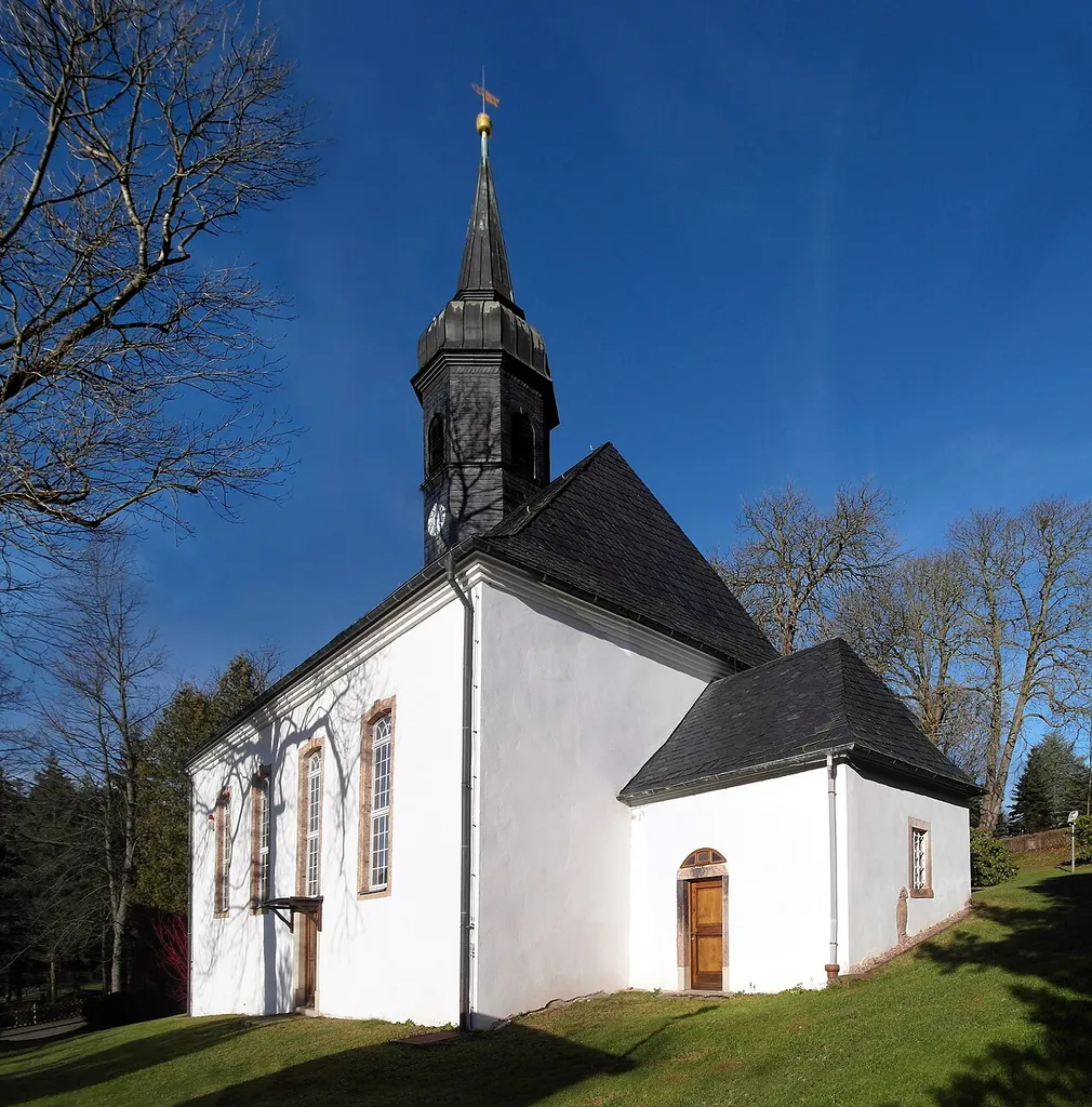 13.12.2017 09385 Ursprung (Lugau): Evangelische Dorfkirche Ursprung. (GMP: 50.779497,12.774990), bei Untere Dorfstraße 2. Nach dem Brand von 1974 erfolgte bis Mitte der 1980er Jahre ein Neubau, der sich am historischen Vorbild orientiert. Sicht von Südosten. [SAM3334+3337+3338.JPG]20171213205MDR.JPG(c)Blobelt