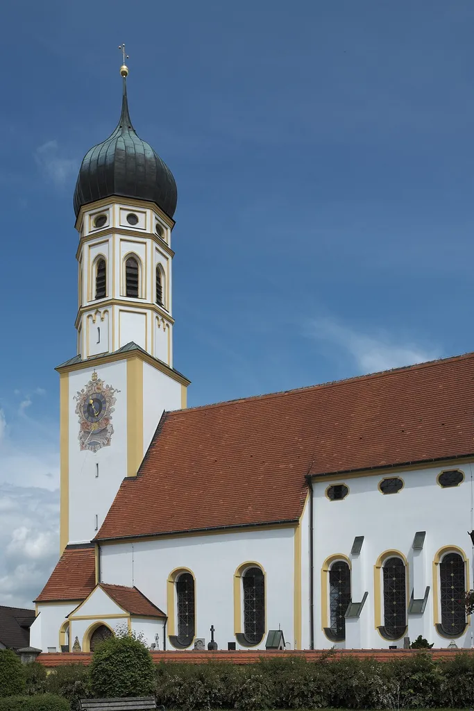 Katholische Pfarrkirche St. Peter und Paul in Oberalting, einem Ortsteil von Seefeld (Bayern/Deutschland)