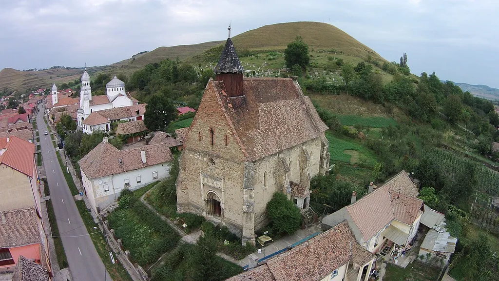 Biserica evanghelică și fragmente ale zidului de incintă