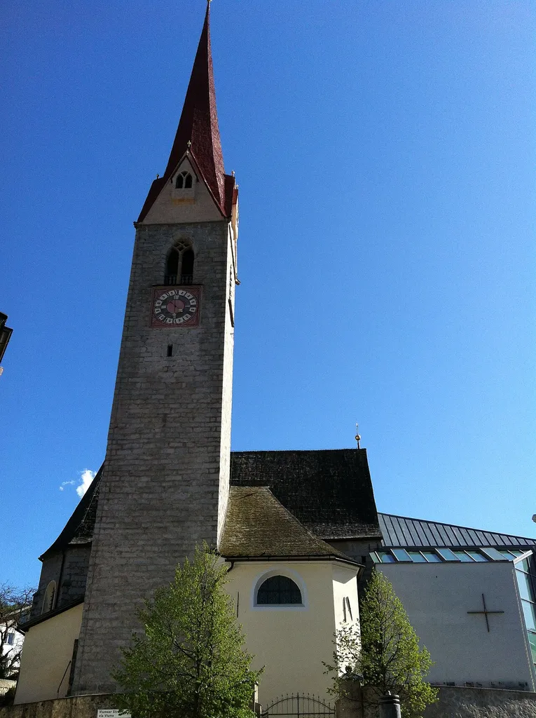 Kirche und Kirchturm von vorne
