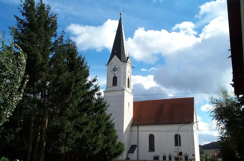 Allersdorf 17. Kath. Filialkirche Mariä Himmelfahrt, Saalbau mit eingezogenem Chor, abgewalmtem Satteldach, Putzgliederungen, Flankenturm mit Spitzdach und zweigeschossiger Sakristei, Weihe 1731, Turm 2. Hälfte 13. Jh., mit Ausstattung.