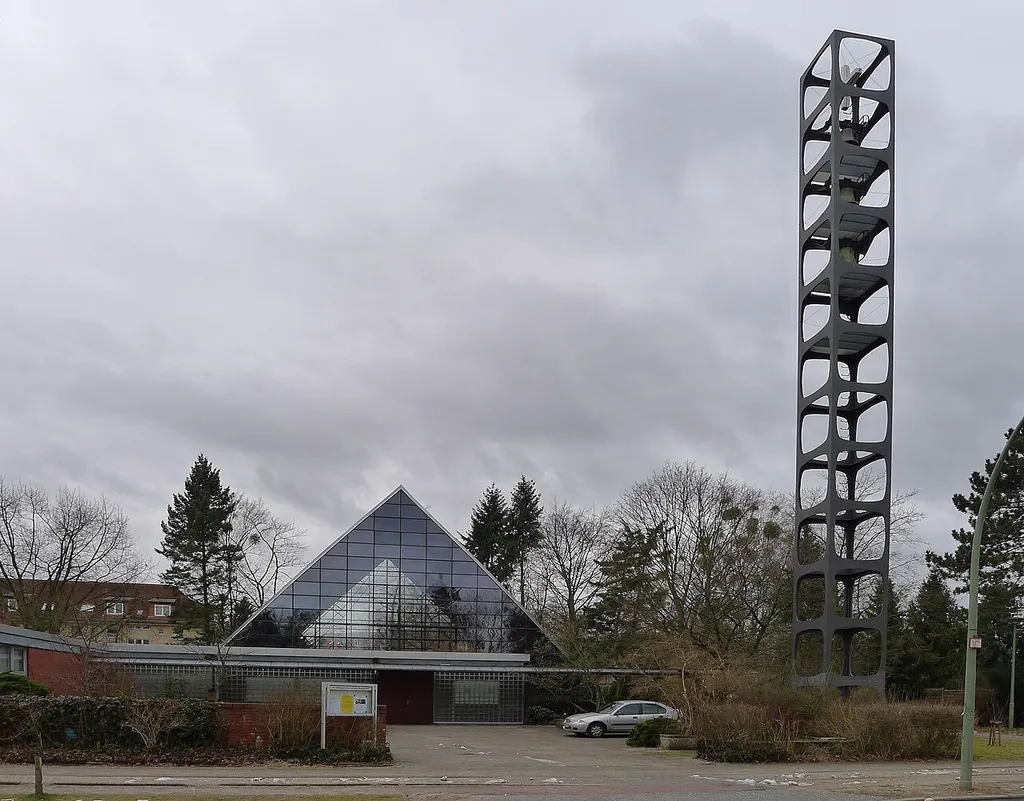 Blick auf die Gemenderäume (Links), die Kirche (Mitte) und den Campanile (Rechts)